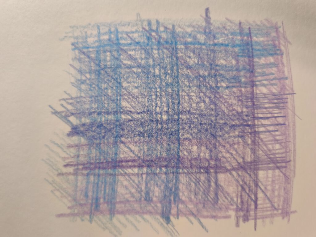 Eine Schraffur mit Aquarellbuntstiften in verschiedenen blau- und Lila- Tönen. Die Streifen verlaufen waagerecht, senkrecht und von links oben nach rechts unten.
