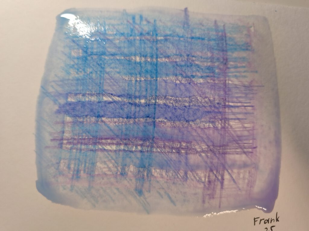 Das gleiche Bild wie darüber, nun sind aber mit einem dicken wassergetränkten Pinsel waagerechte Streifen über das Bild getupft worden. Außerdem wurde mit dem Pinsel ein Rand drumherum gezogen. Das Wasser steht noch an einigen Stellen glänzend auf dem Papier.
