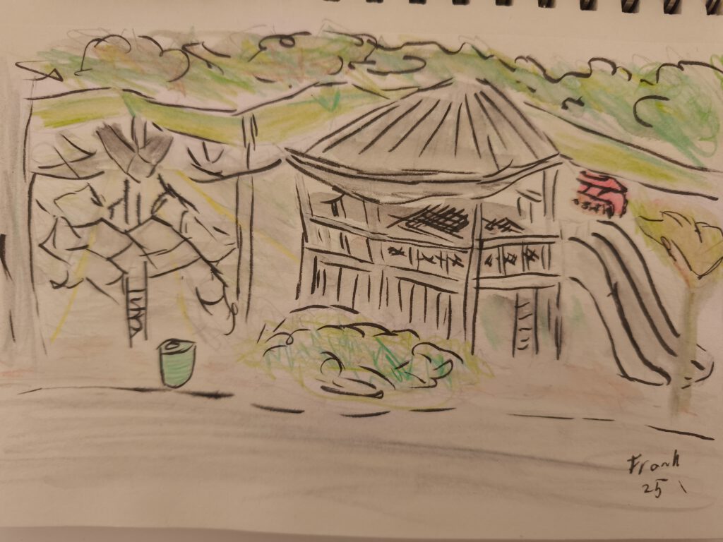 Skizze mit Aquarellbuntstiften und Pinsel- Fineliner. In der Mitte ist ein großes Holzhaus mit Trampolinboden und Rutsche, weitere, teilweise grün überdachte Klettermöglichkeiten rundherum. Im Hintergrund angedeutete Bäume, vorn ein Weg mit Mülleimer.
