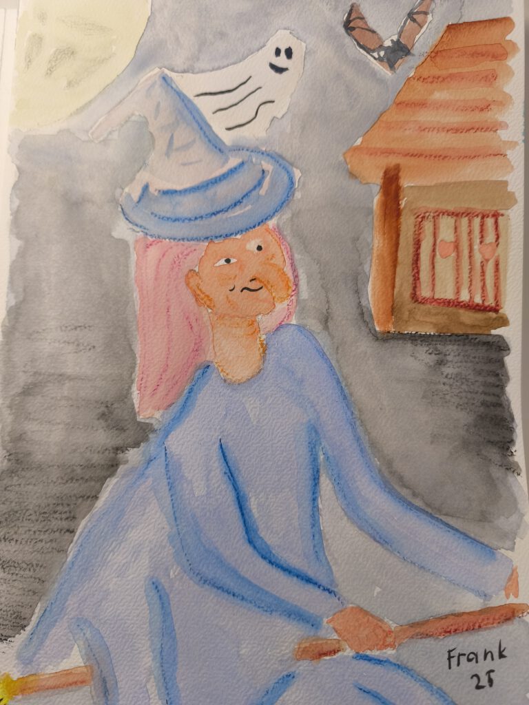 Buntes Aquarell mit einer Hexe in lila Umhang und roten Haaren. Außerdem sieht man ein Holzhaus, einen Teil des Mondes, ein lächelndes Gespenst und eine kleine Fledermaus, die hinter dem Haus hervorkommt. Die Hexe sitzt auf einem Besen. 