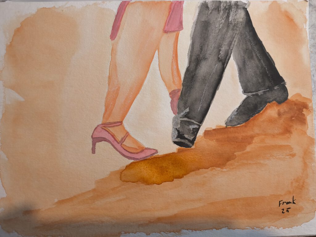 Aquarell in rot- und brauntönen. Man sieht die Beine eines tanzenden Paares. Eine Person trägt ein rotes, kurzes Kleid, das viel Bein zeigt, dazu passende Absatz- Schuhe. Die andere Person trägt eine schwarze Hose und dazu passende klassische Schuhe mit leichtem Absatz.