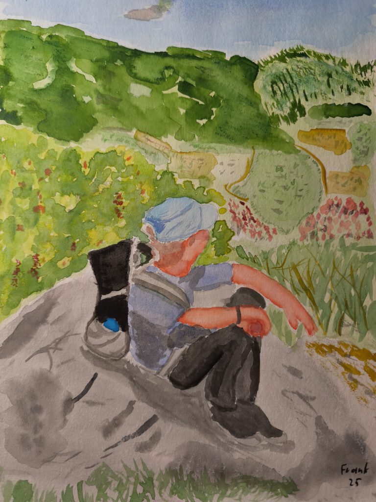 Aquarellbild eines Jungen in blauem Shirt und schwarzer Jogginghose. Er sitzt auf einem großen Stein und schaut in die Ferne über ein Tal hinweg.
