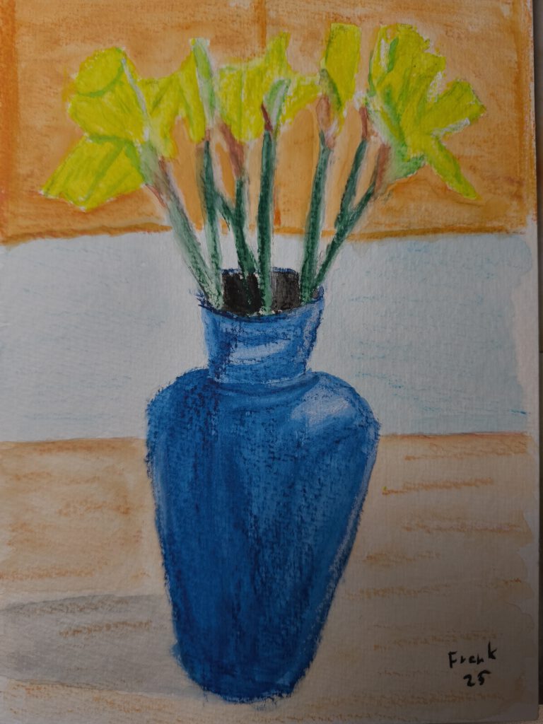 Aquarell. Auf einem Tisch steht eine blaue Vase mit gelben Narzissen. Einige sind noch geschlossen, einige offen.