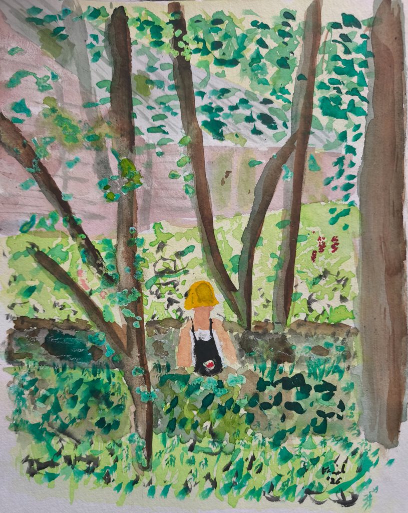 Bunt getupftes Bild einer Waldlandschaft. Im Hintergrund Ein Holzhaus, davor ein Garten mit verschiedenen bunten Tupfen, die Früchte und Blumen andeuten. Im Vordergrund steht eine Person mit gelbem Hut, weißem Shirt und schwarzem Rucksack in der Szene. 
