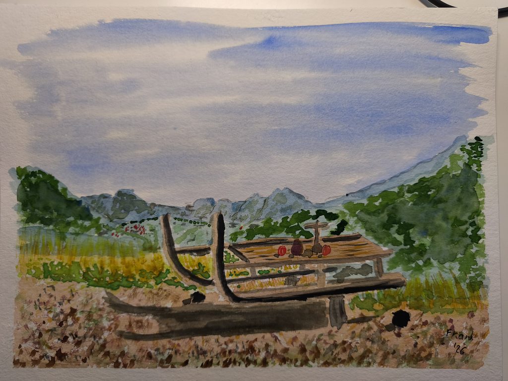 Aquarellzeichnung eines Bergpanoramas Im Vordergrund ist ein überdimensionaler Schlitten zu sehen, der in der Luft zu schweben scheint. Darauf steht ein kleines Holzkreuz und weitere nicht genau erkennbare Gegenstände. 